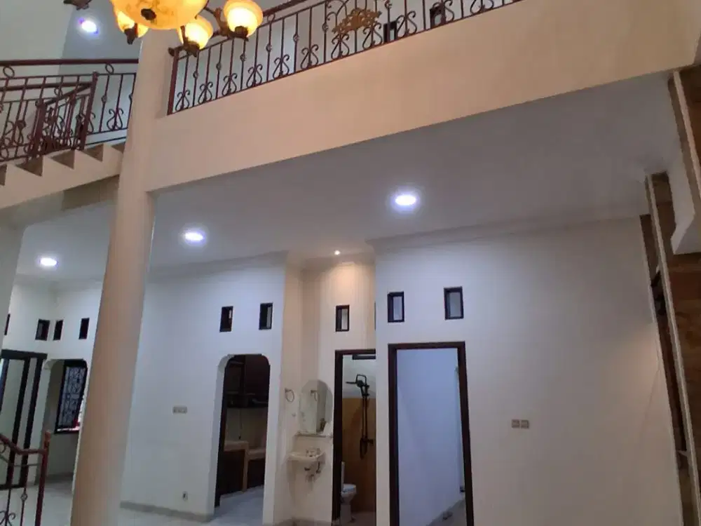 Rumah mewah menghadap barat di Kedondong Dalam Semarang