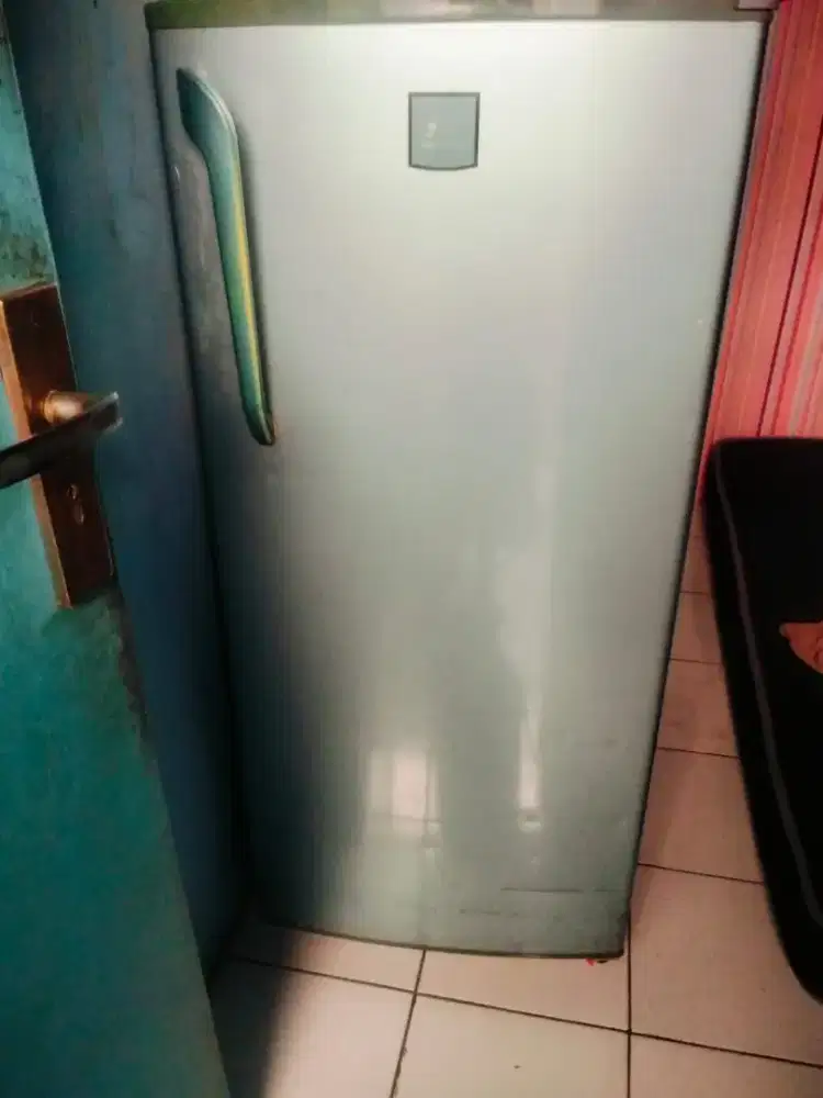 Freezer merek polytron