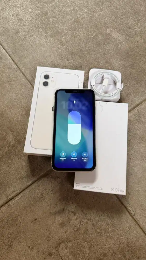 Dijual Iphone 11 White 256GB Resmi Ibox Lengkap mulus