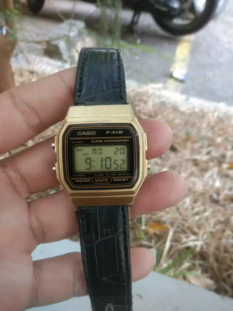 casio F-91W gold