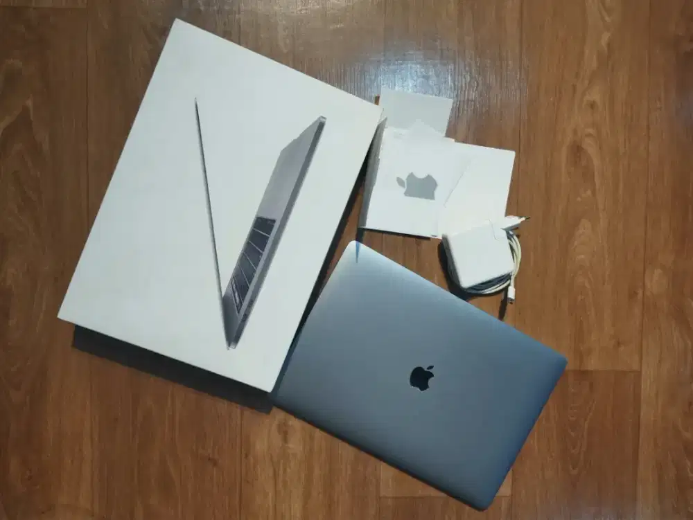 MACBOOK PRO TOUCHBAR 15IN JUAL CEPAT