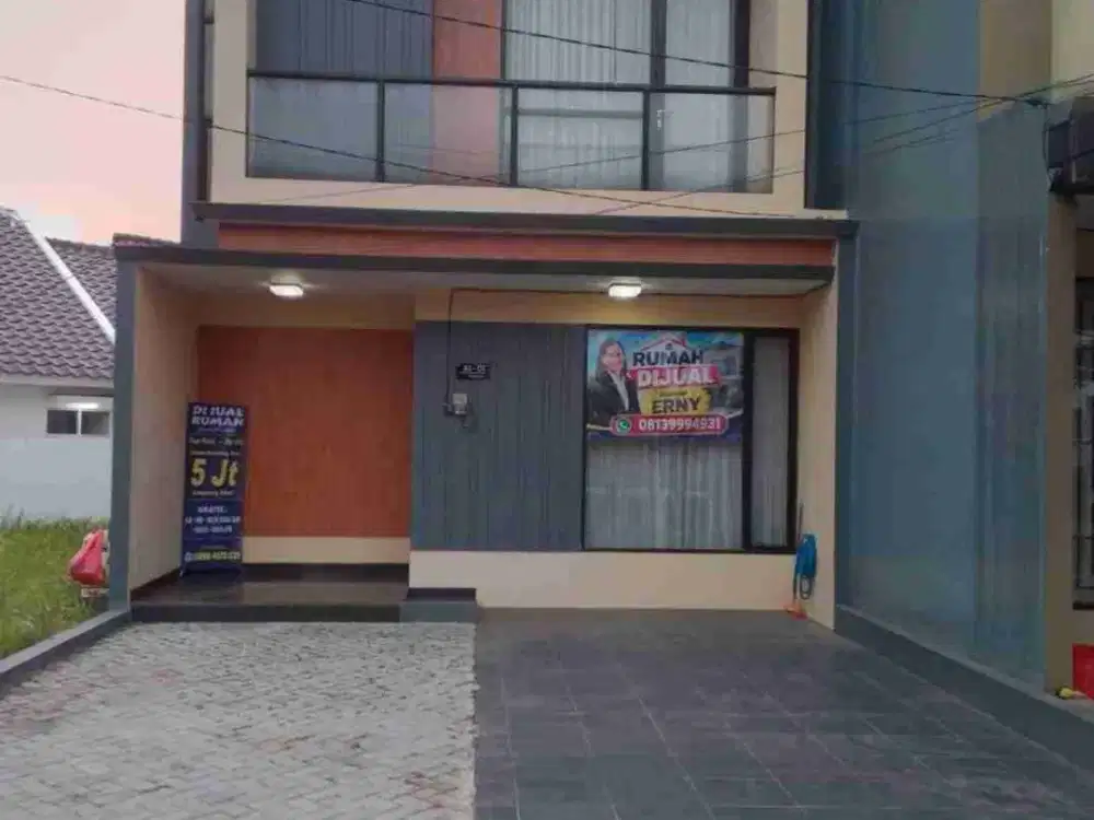 Rumah Tingkat Luas Bagus di Hook di Sawangan Village