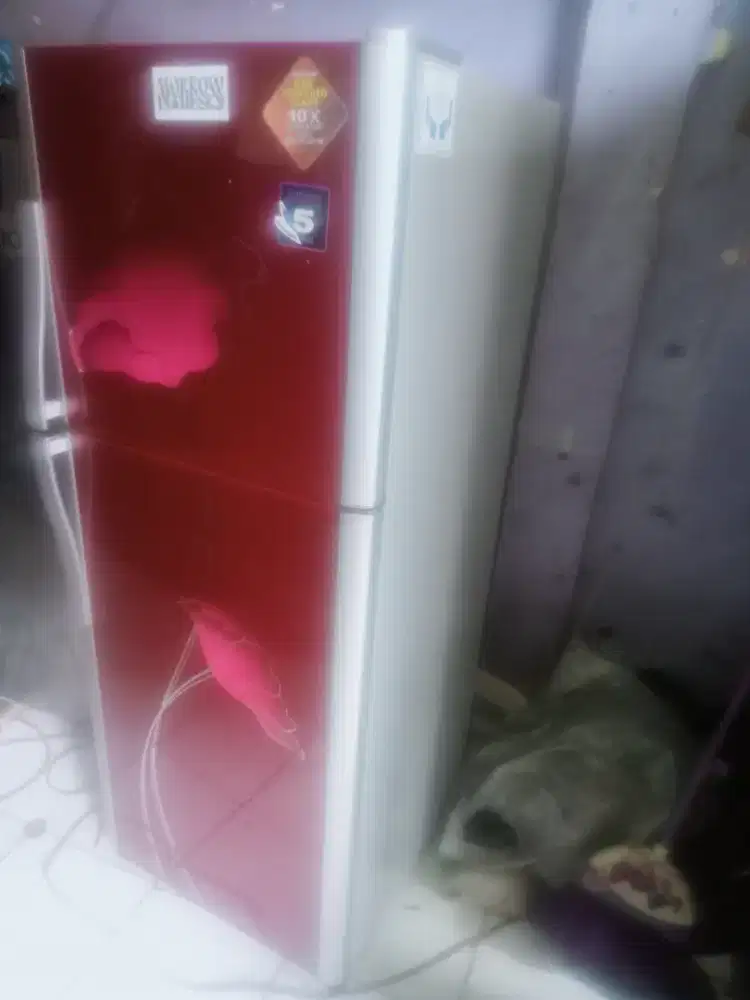 Di jual kulkas 2 pintu merk Polytron kondisi NORMAL DINGIN BEKU