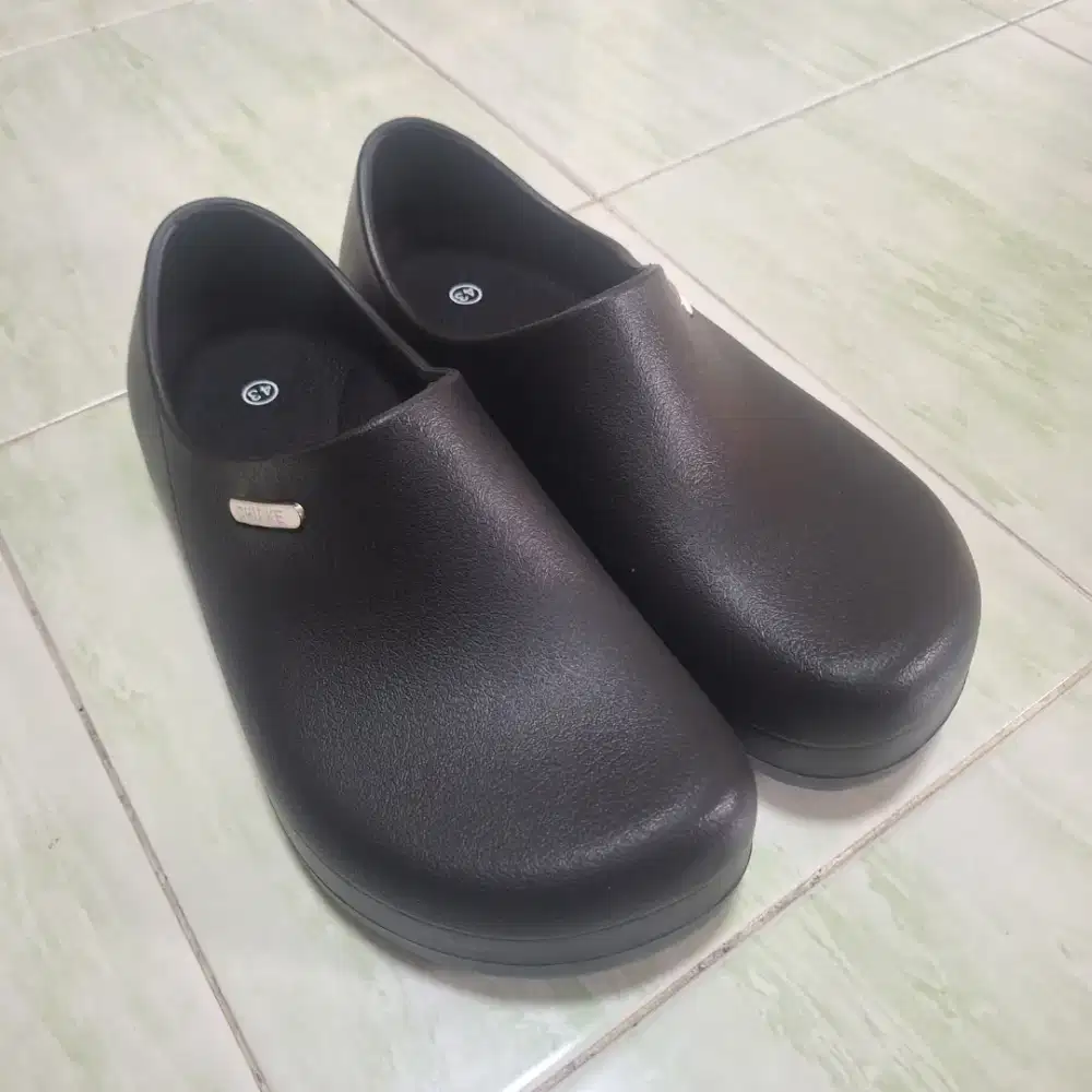 Sepatu Chef Chuke Anti Slip Hitam Ukuran 43