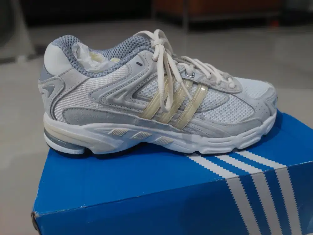 Sepatu Sport ADIDAS Response CL