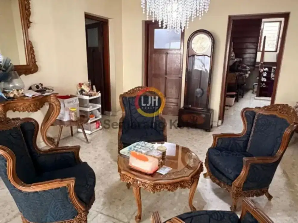 Rumah Bagus Menghadap Barat di Gajahmada Semarang