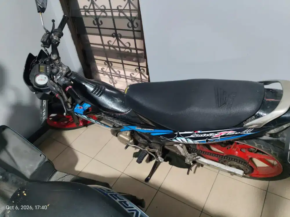 Satria fu 150 Warna hitam