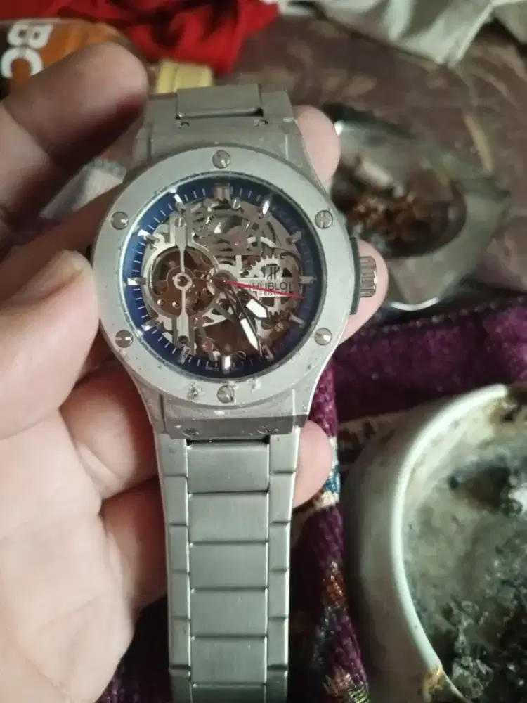 Jam tangan pria minimalis