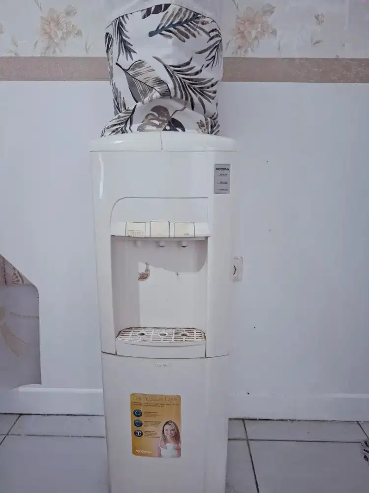 Dispenser modena kondisi bagus, air panas dingin menyala