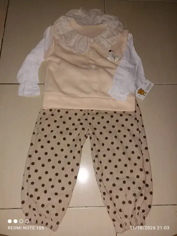 Setelan Jalan Import Anak Motif polka dan Bebek timbul size 3-4 tahun