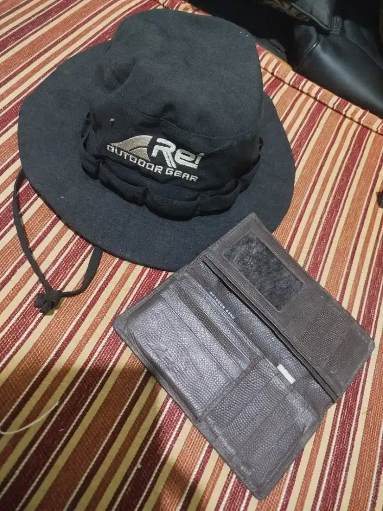 Topi Bucket dan Dompet Merk AREI OUTDOOR