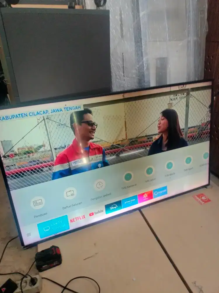 TV Samsung Smart 55 inc bisa YouTube Netflix dll, Baru ganti lampu