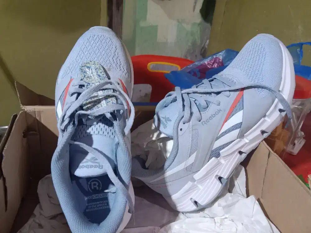 Sepatu Reebok warna biru langit
