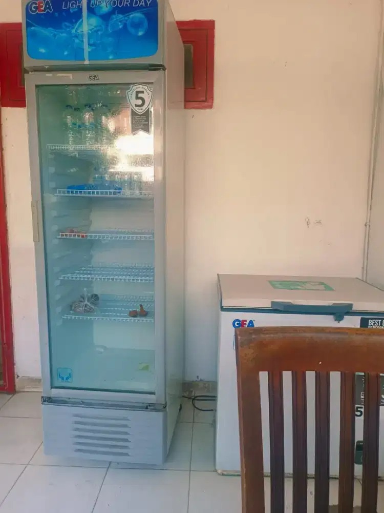 Dijual showcase Gea