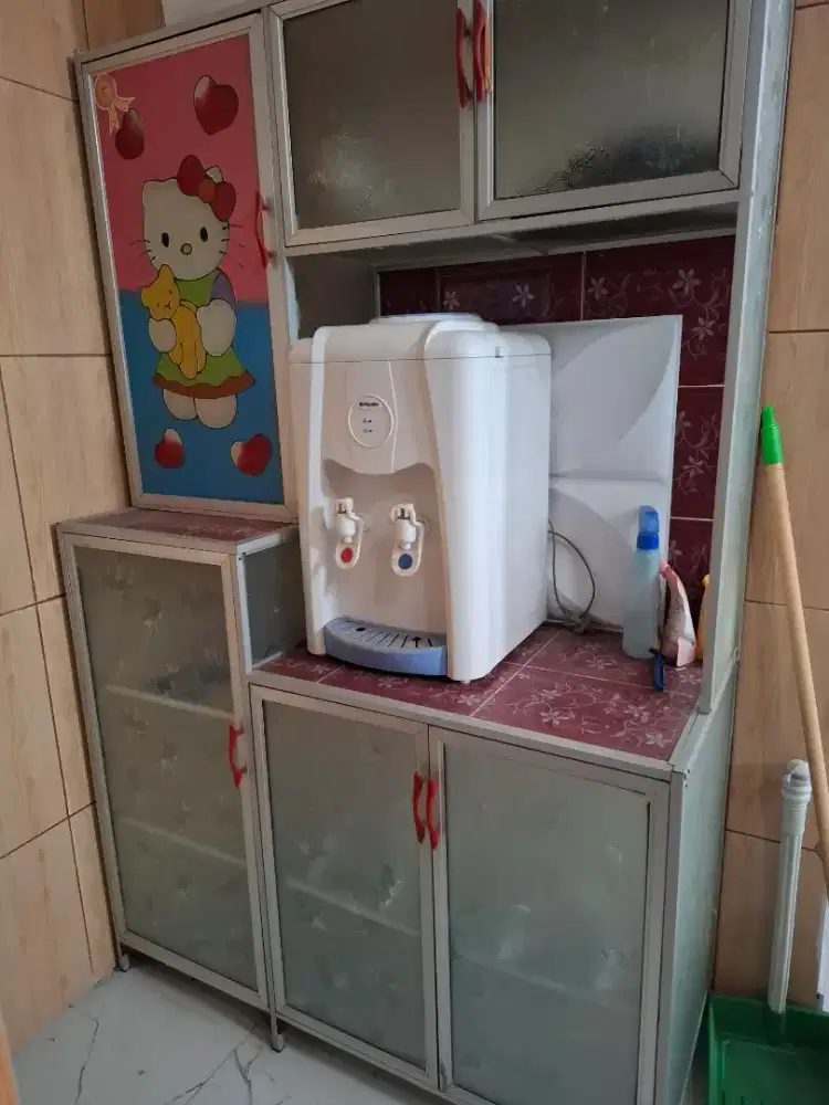 Di jual lemari piring 3 pintu,lemari sepatu dan dispenser seken/bekas