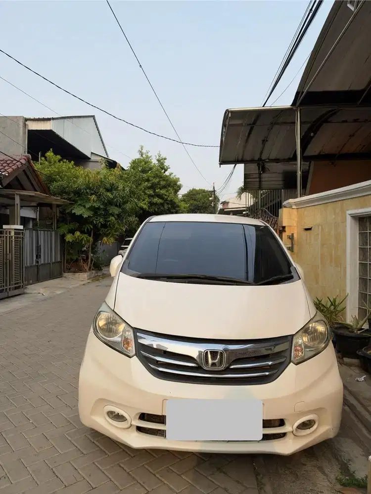 DIJUAL 1HONDA FREED 1.5 E AT TAHUN 2013