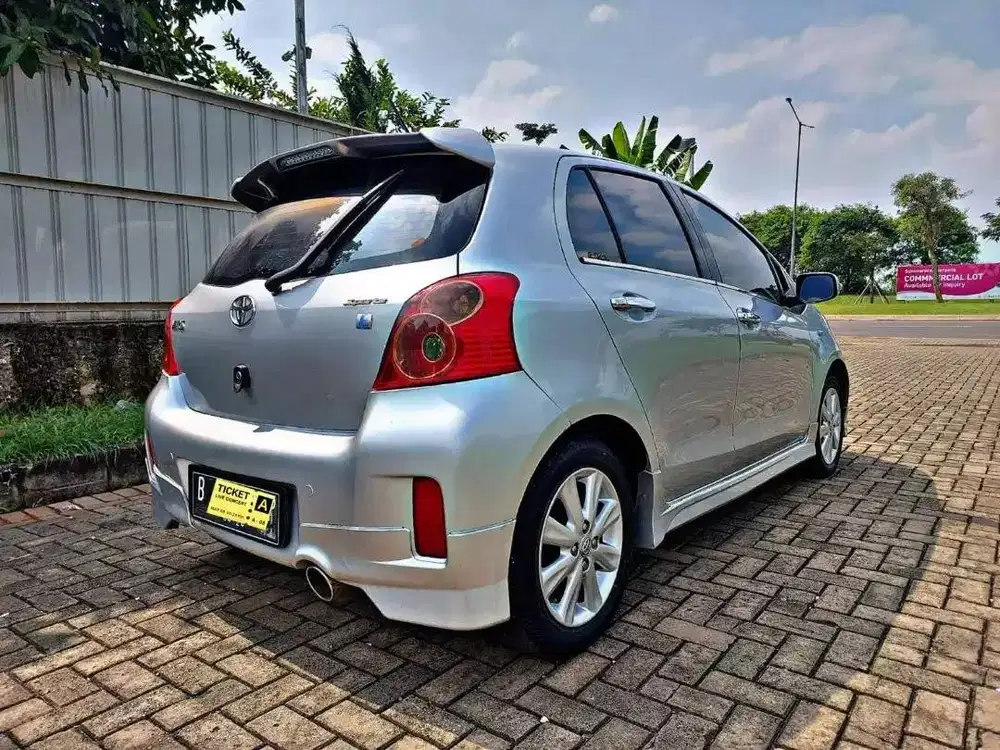 toyota yaris (2012)