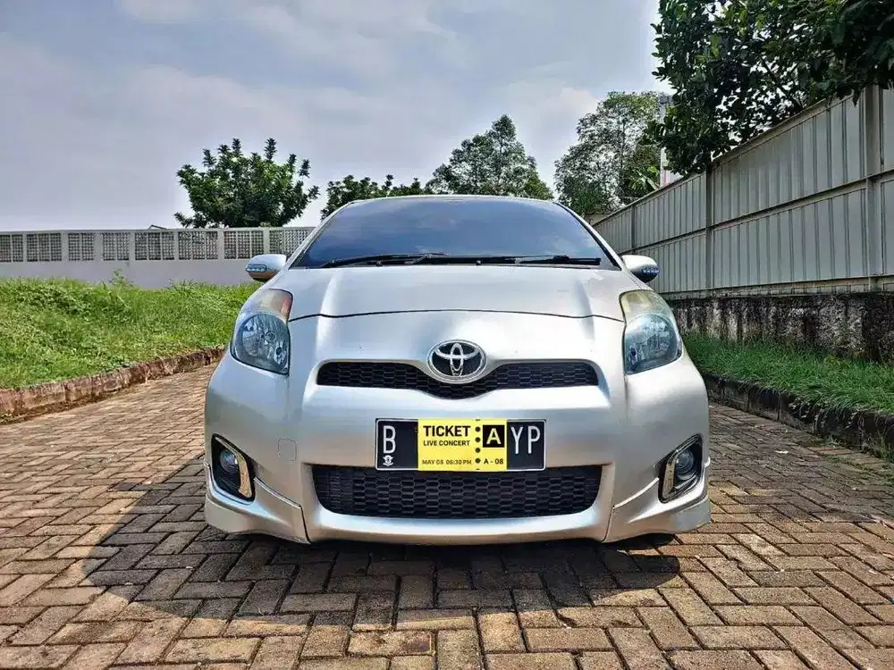 toyota yaris (2012)