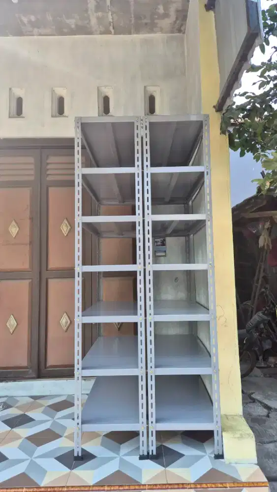 Rak besi siku lubang
