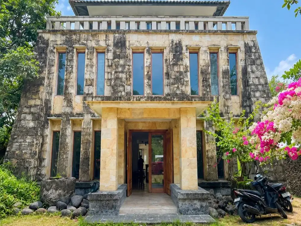Bangunan gedung komersial di Meninting cocok untuk kantor
