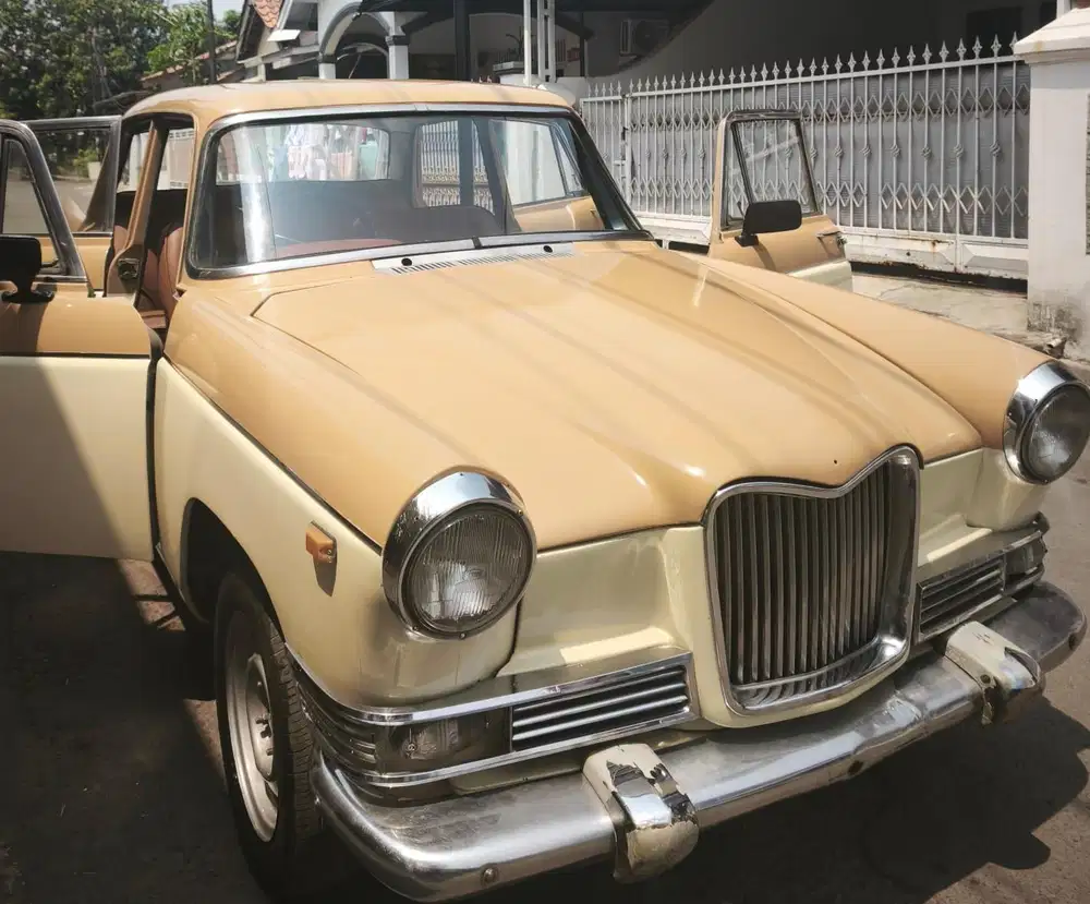 Riley Seventy Two Sport Salon