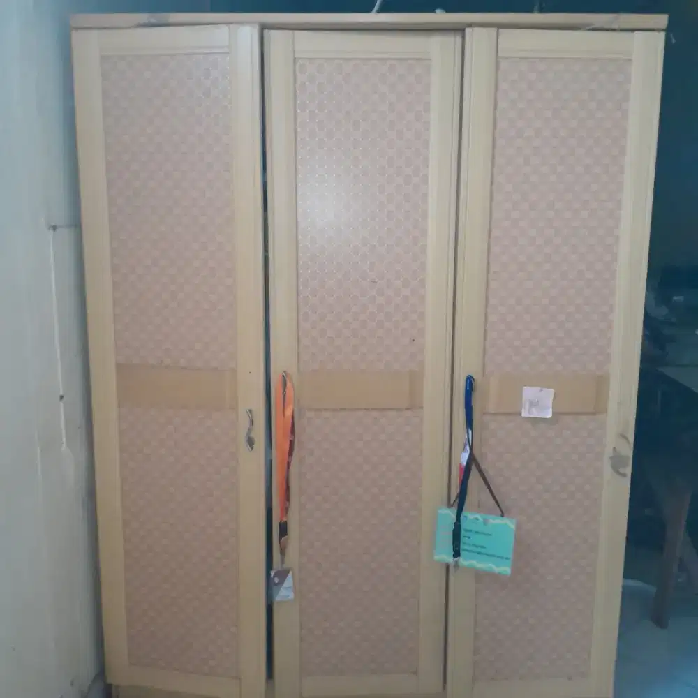 Lemari Pakaian 3 pintu