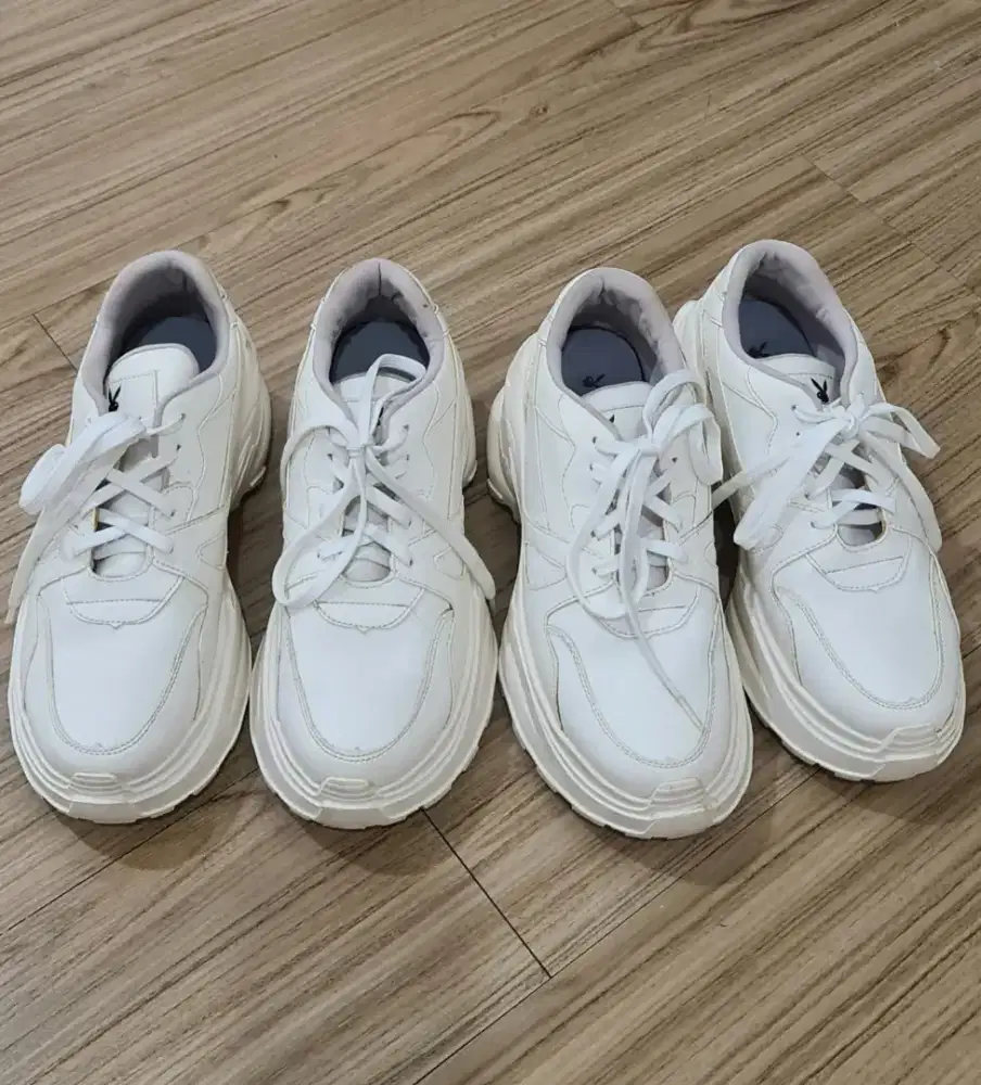 Sepatu putih size 38 ada 2pasang .panjang kaki 23cm hak belakang 7cm