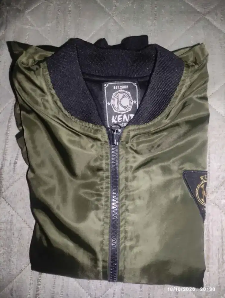 Jaket bomber size M slim fit warna hijau