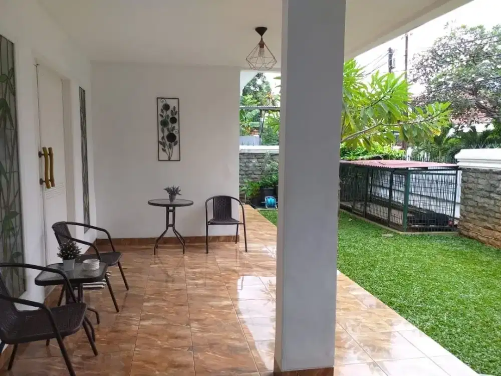 Rumah Gudang Peluru Tebet, Garasi dan Carport yang Lega