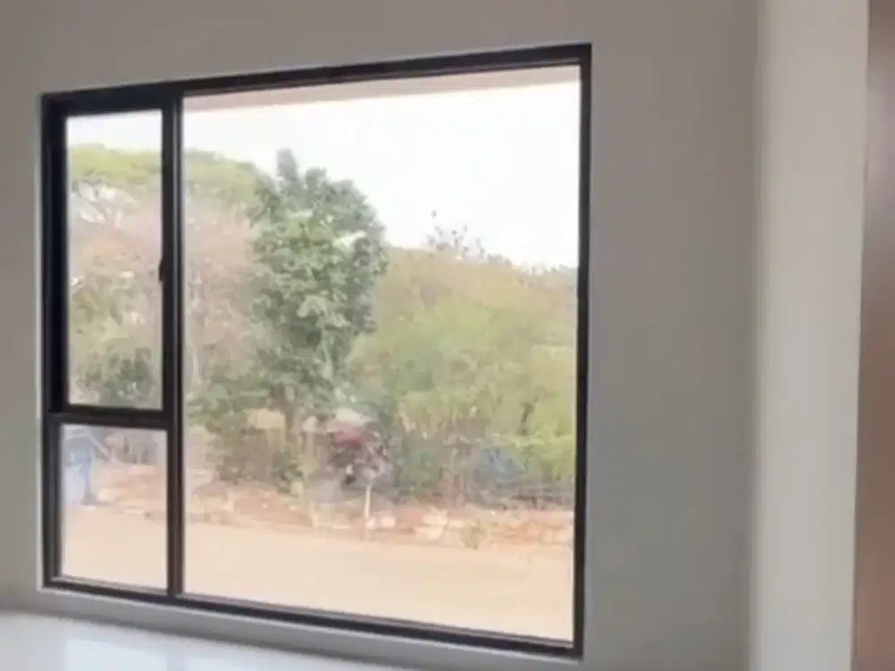 Rumah Brand New Meruya dengan Jendela Kaca yang Besar