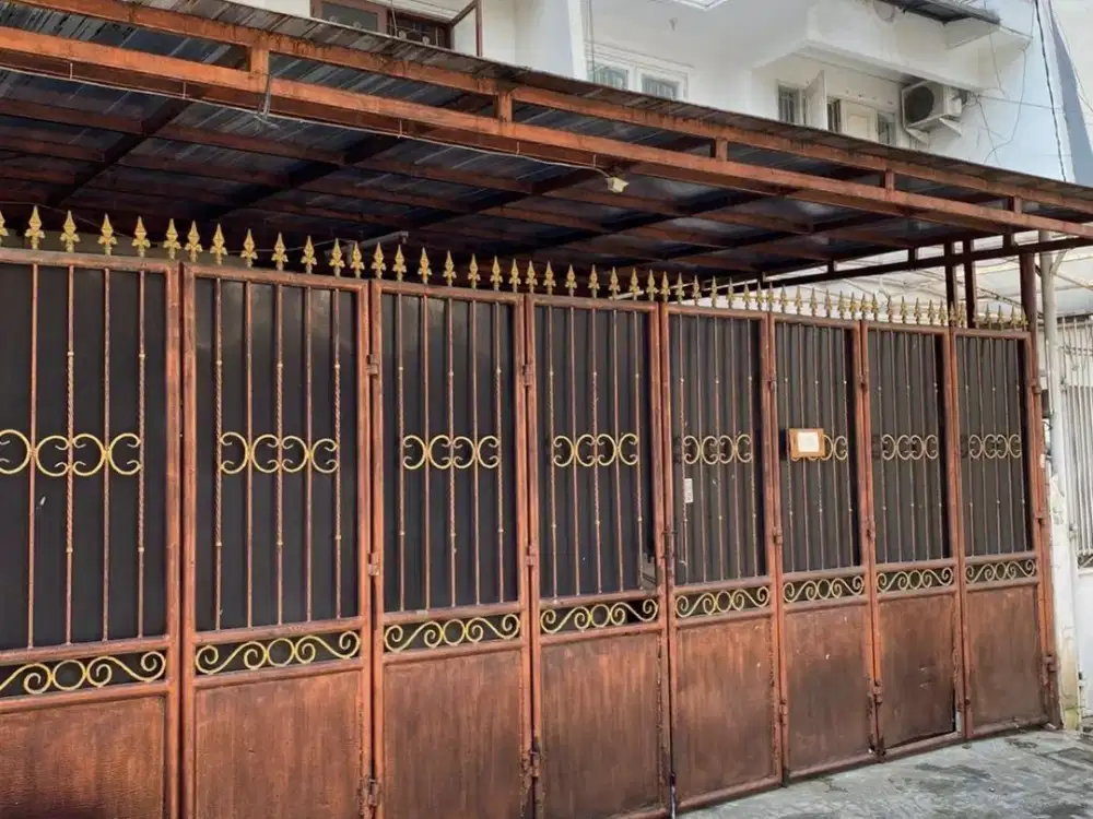 Rumah Duri Kepa dengan Garasi dan Jalan Dua Mobil Lega