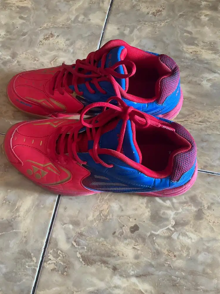 Sepatu badminton yonex