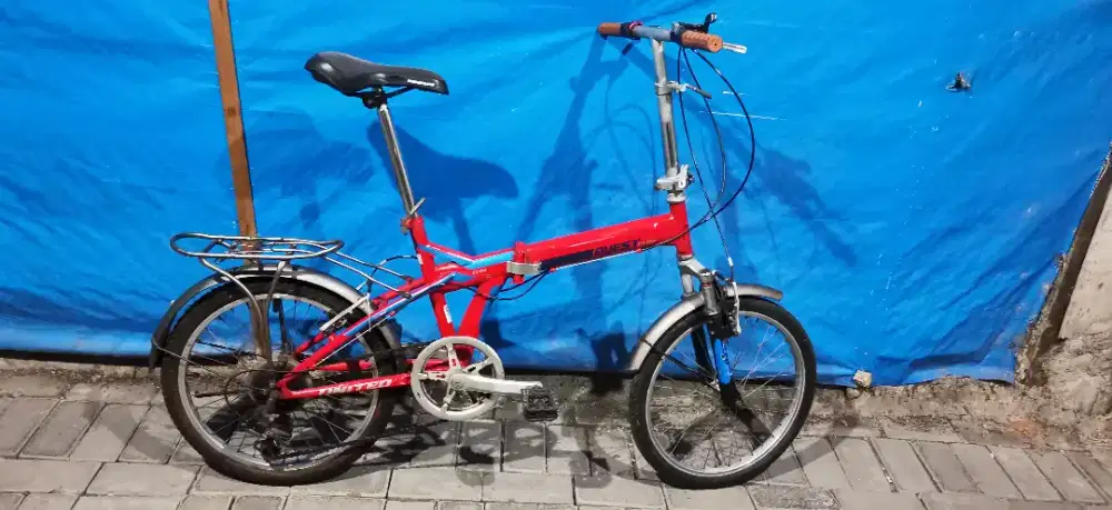 Sepeda Lipat UNITED QUEST Merah siap temani Gowes Santai