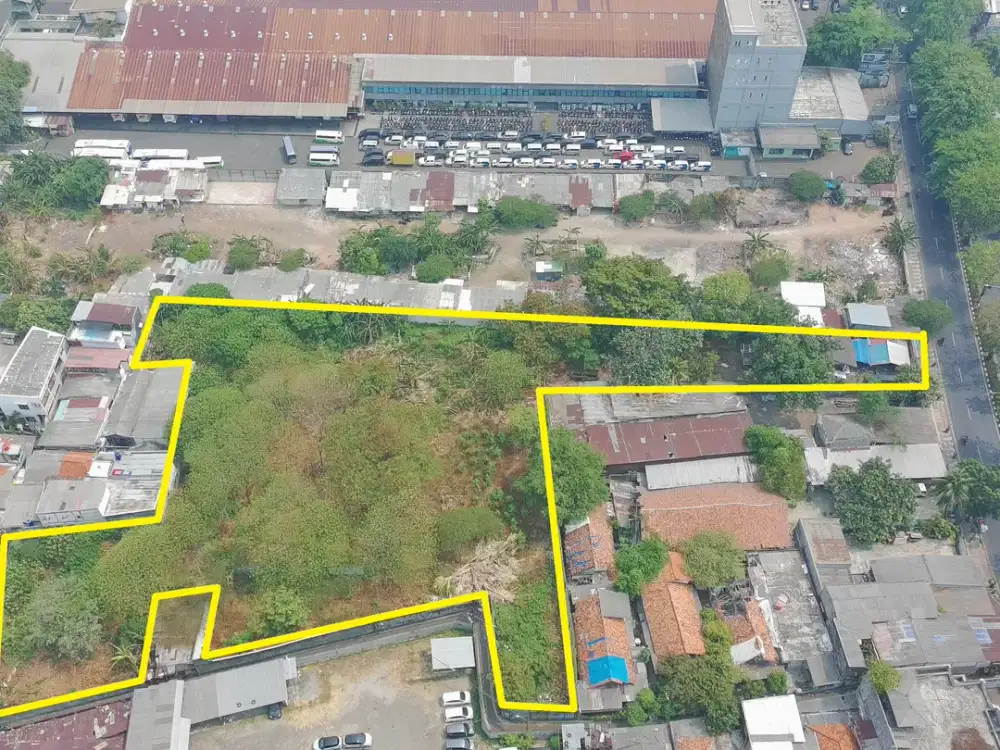 Disewakan tanah eks workshop furniture lebar muka 11 meter, pagar keliling di Raya Bekasi Timur, Pulo Gadung