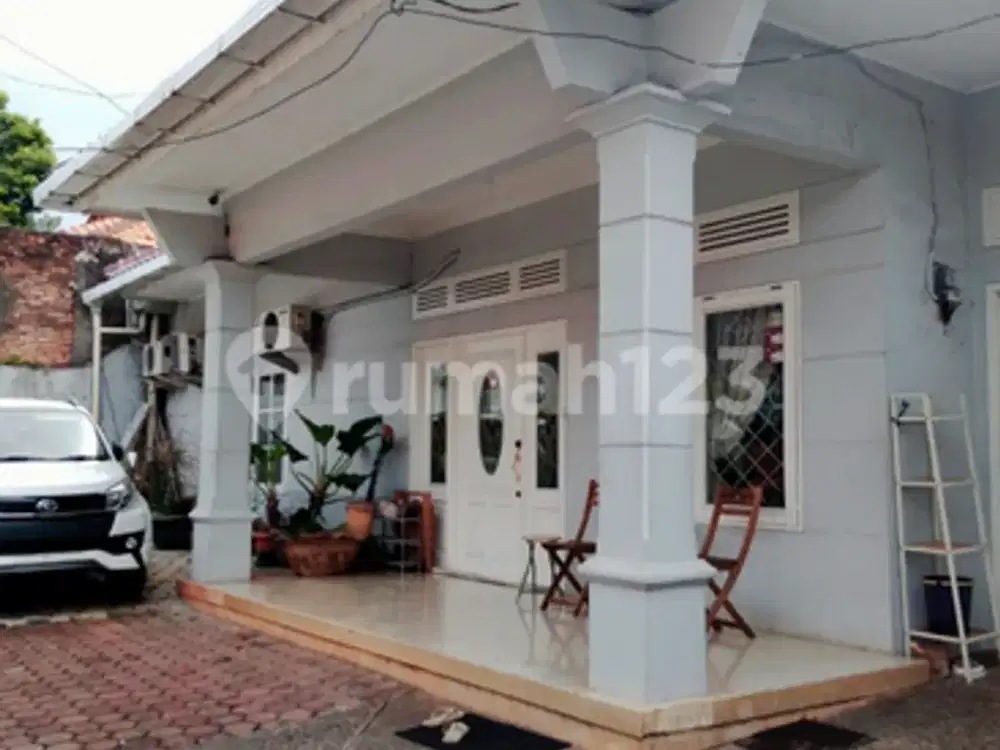 Dijual Rumah Klasik Terawat Siap Huni di Lokasi Super Strategis Mampamg Prapatan Dekat Kantor Trans Tv - jakarta selatan