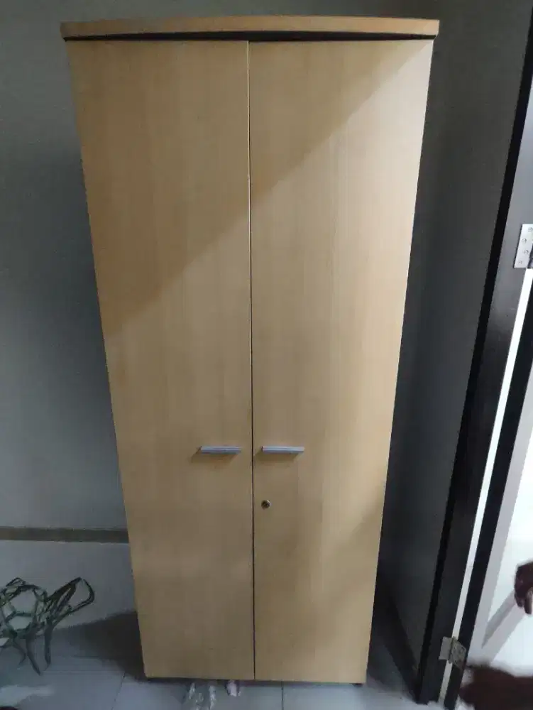 Lemari file/pakaian Ex Bank, Merk MODERA bahan partikelboard, kokoh.