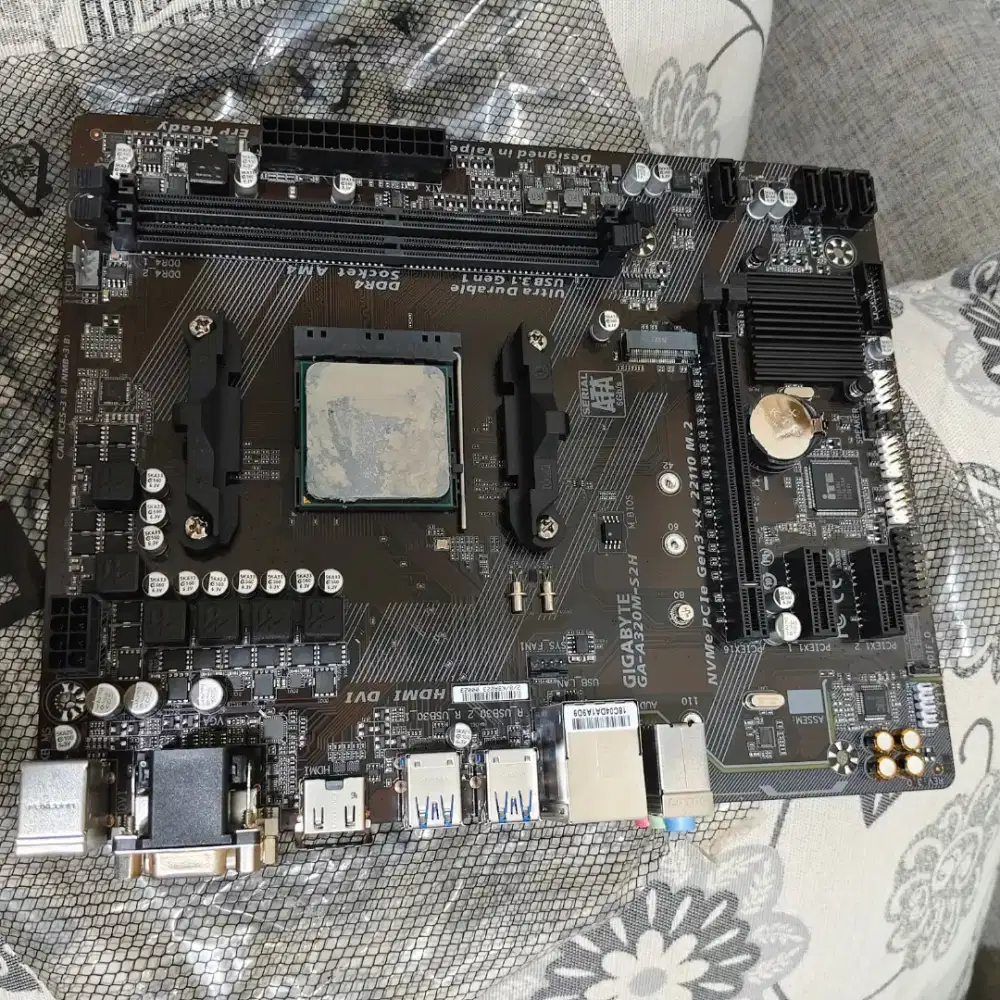 Mobo gigabyte a320 amd am4 prosesor AMD ryzen5