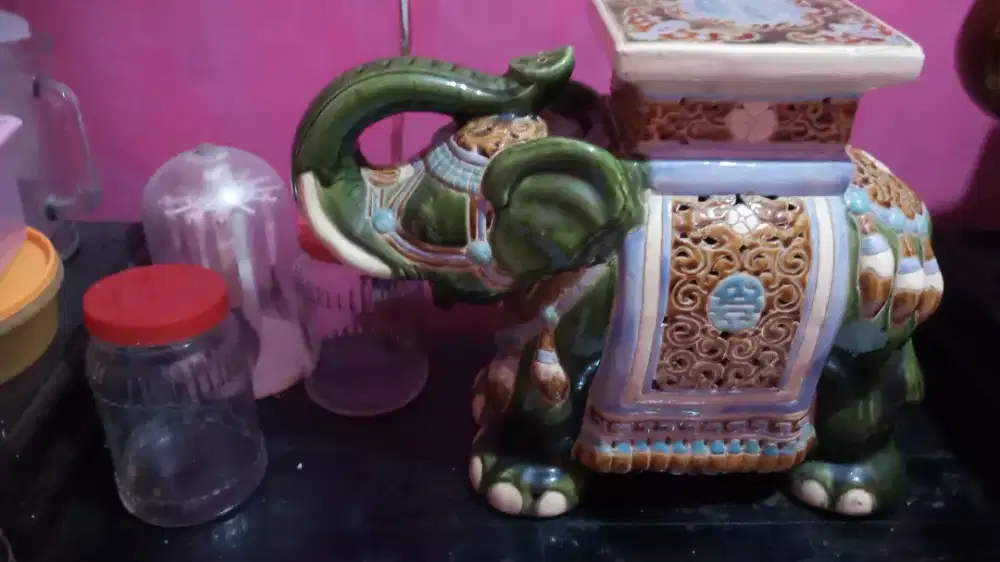 Patung gajah keramik