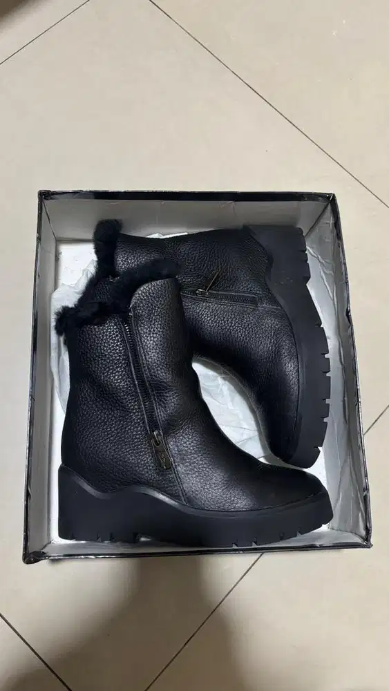 Sepatu Boot Kulit Musim Dingin Wanita ukuran 37