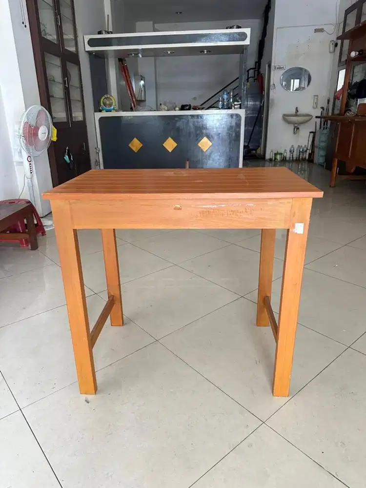 Meja Kayu Tinggi