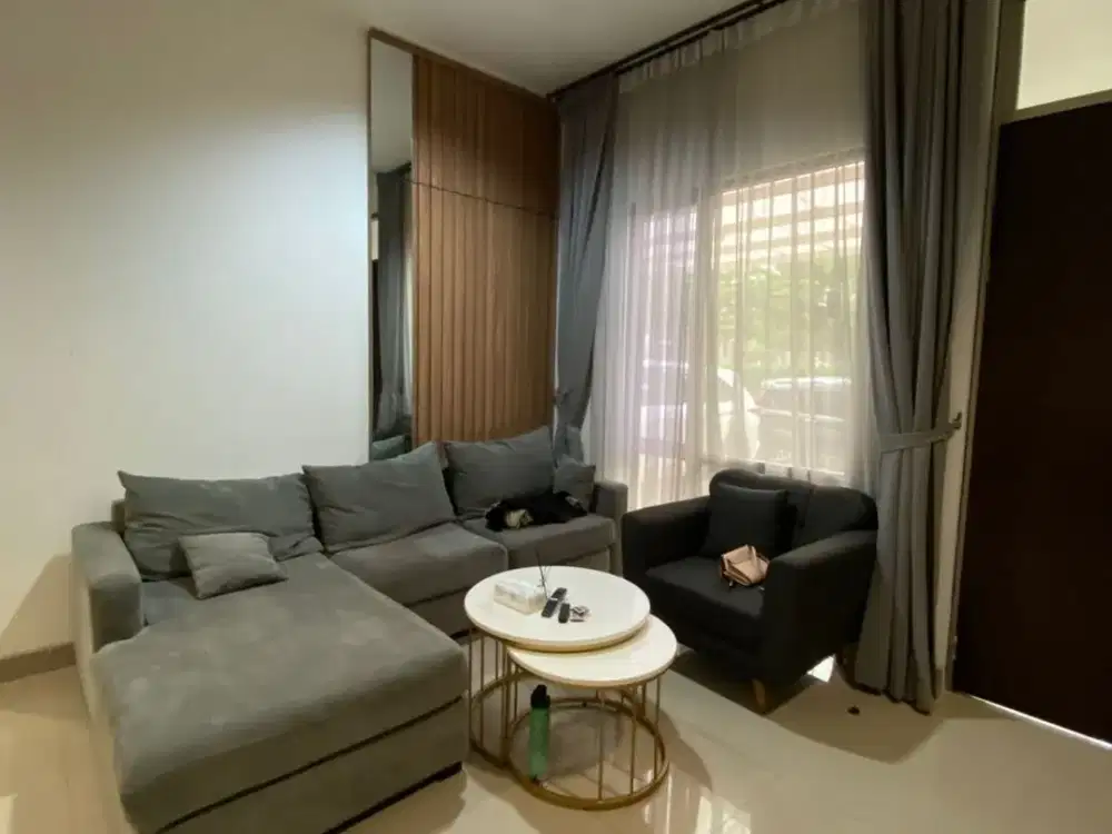 DISEWAKAN RUMAH PIK 2 TAHAP 1 UK 8X12.5 (2 LANTAI) FULL FURNISH INTERIOR FULL RENOVASI SIAP HUNI