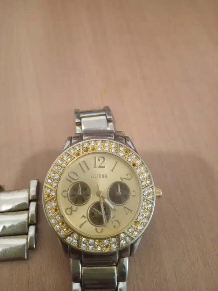 Jam arloji GUESS Asli