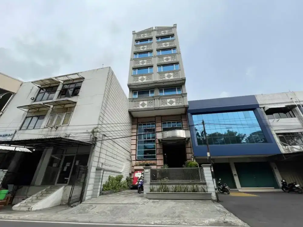 DISEWAKAN Gedung Classic Luxury 5 lantai + basement di kawasan Gajah Mada, Jakarta Barat.