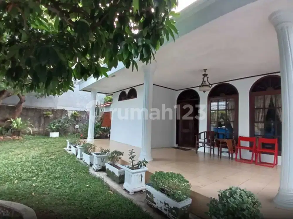 Dijual Rumah Klasik Terawat Hitung Tanah Dalam Lingkungan Nyaman dan Asri di Kelapa Dua - Jakarta Barat