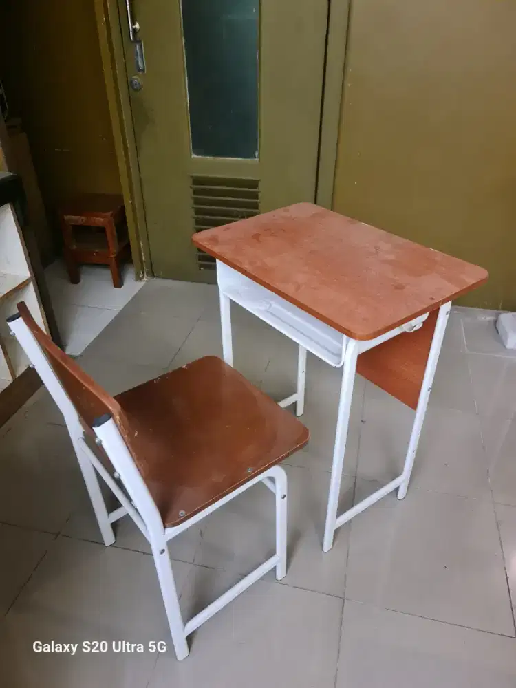 Meja belajar atau meja serba guna
