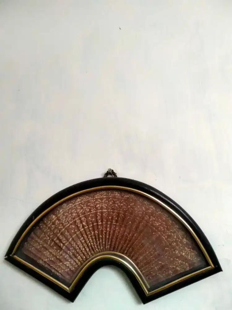 Hias Dinding Bentuk Kipas Isinya Kain Songket