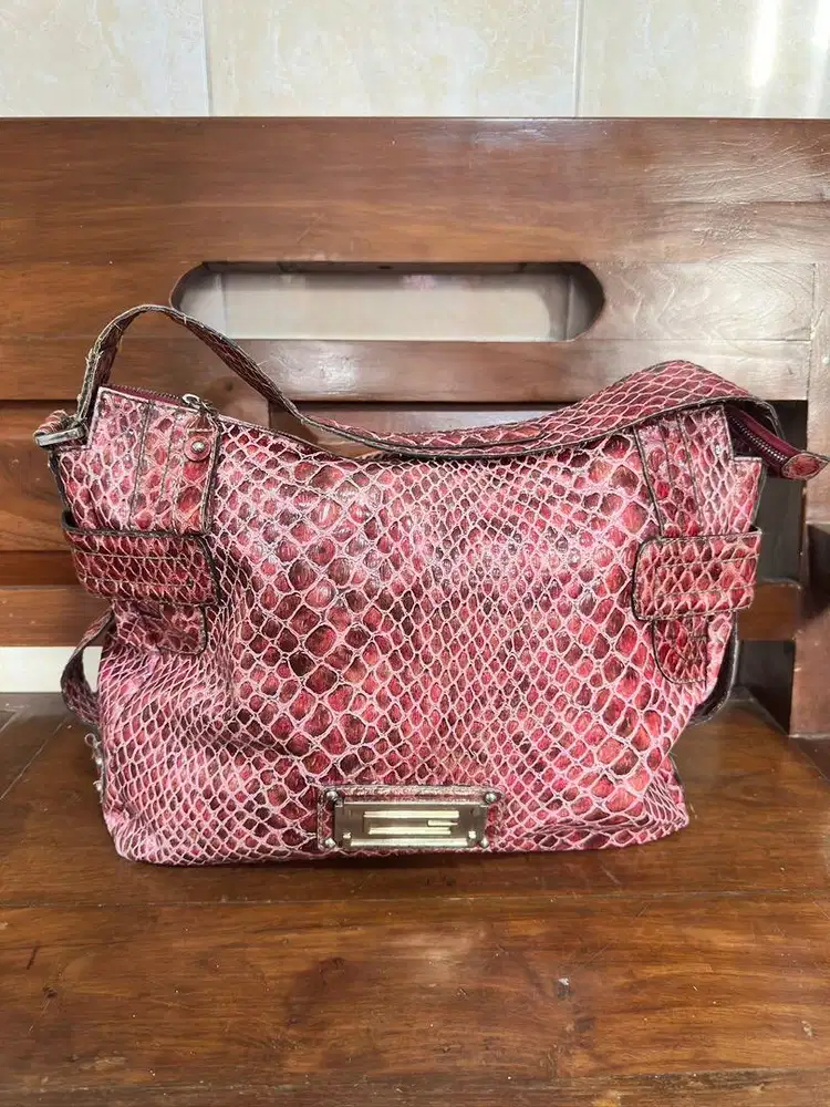Tas Merah Kerja Guess