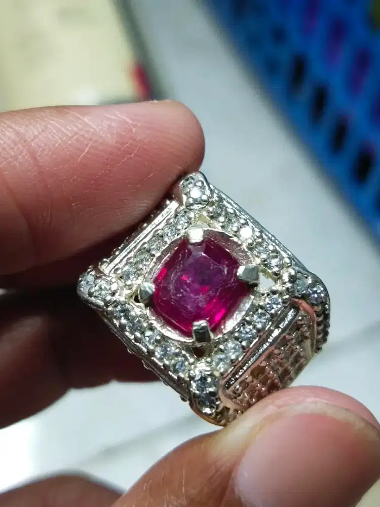 Cincin merah ruby