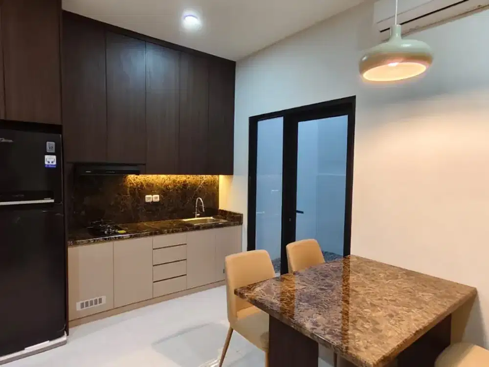 Rumah 2 Lantai siap huni, bangunan full bata merah lokasi strategis