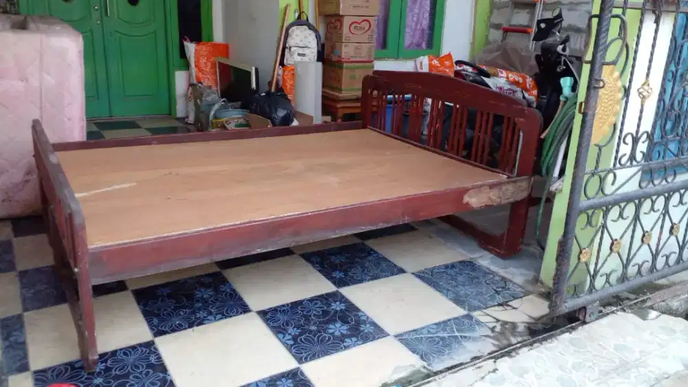 Dipan / Tempat Tidur Kayu Damar Tahun 90-an Ukuran No. 2